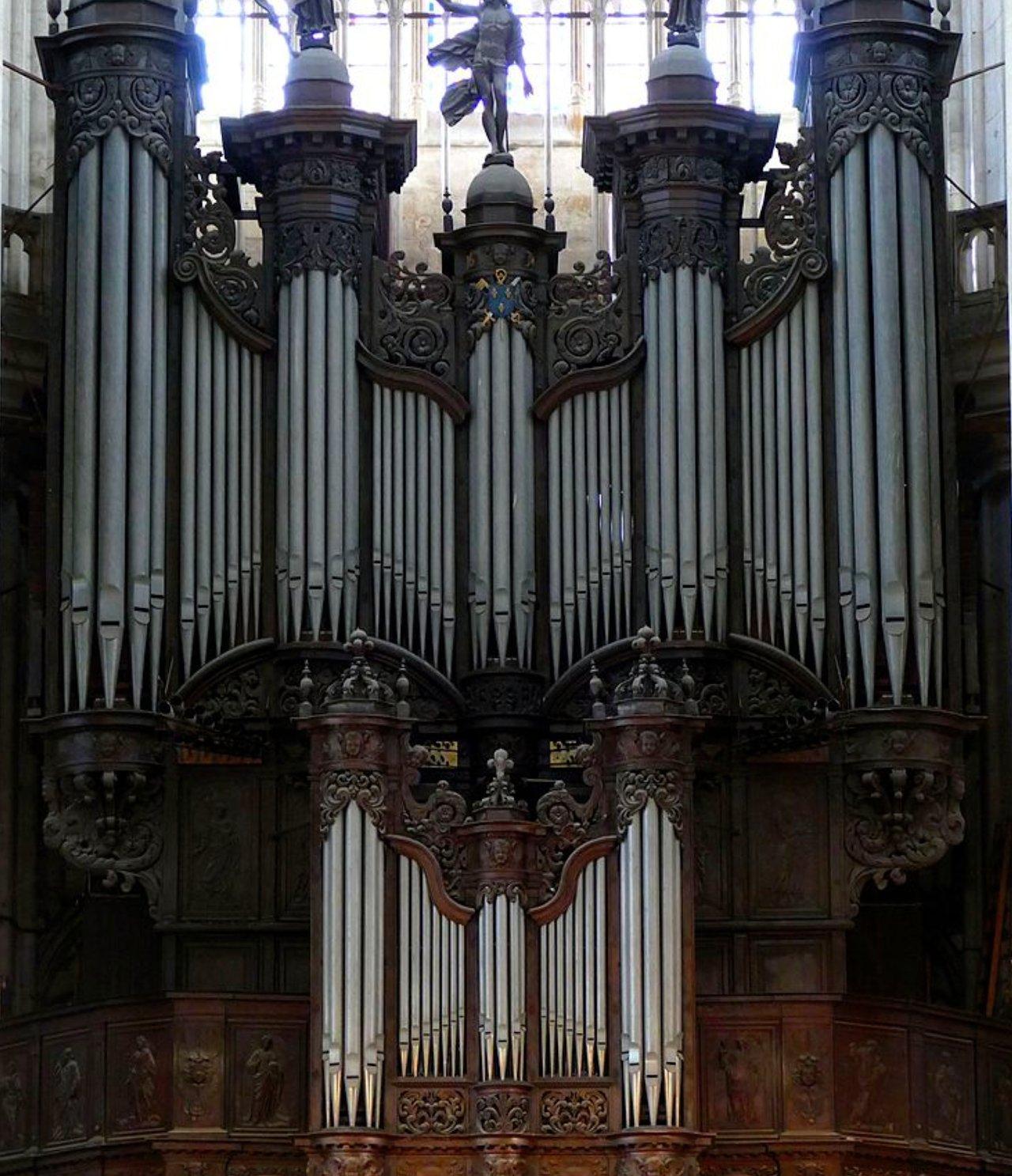 생투앙 수도원 교회 오르간 콘서트 장면