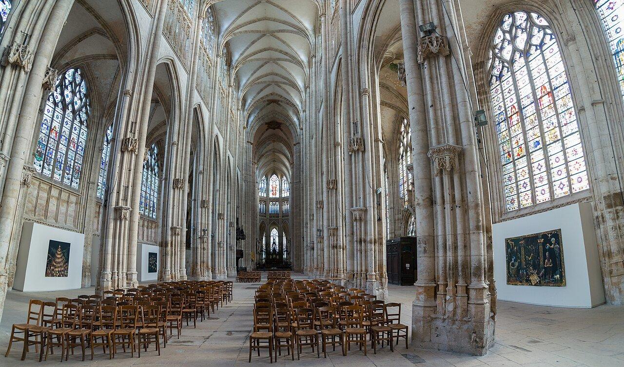 내부 중앙 네이브에서 천장을 향해 촬영