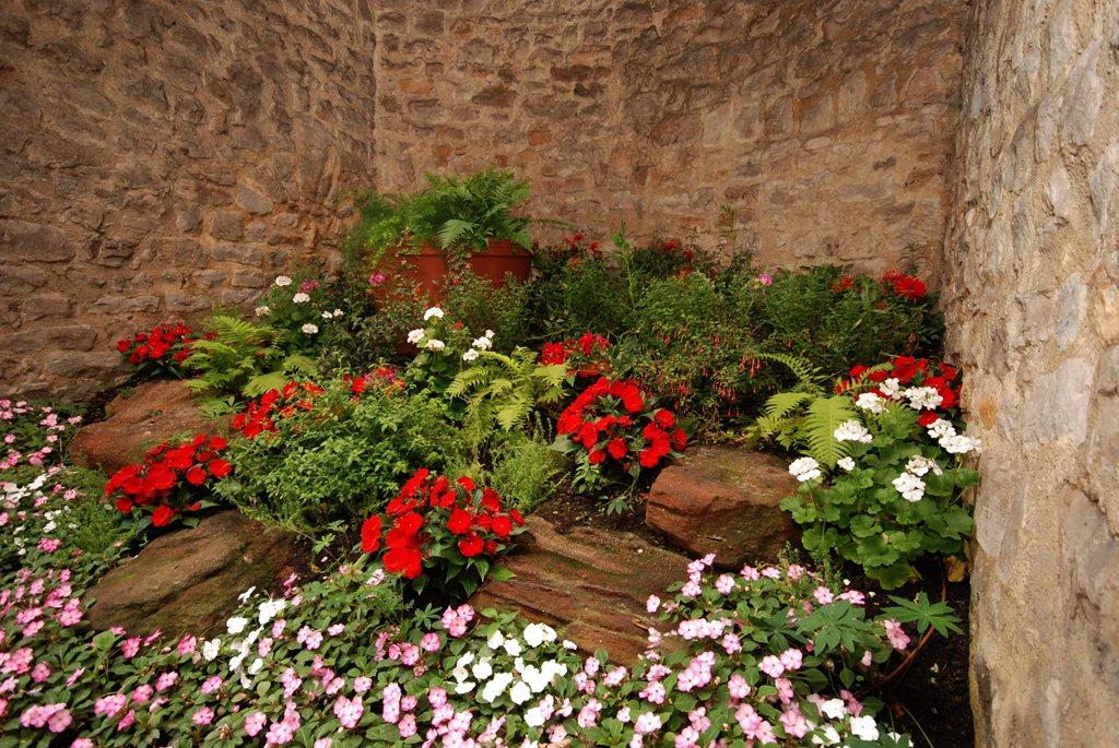 석조 터널과 인공 석굴 (Tunnels en pierre et grotte artificielle)