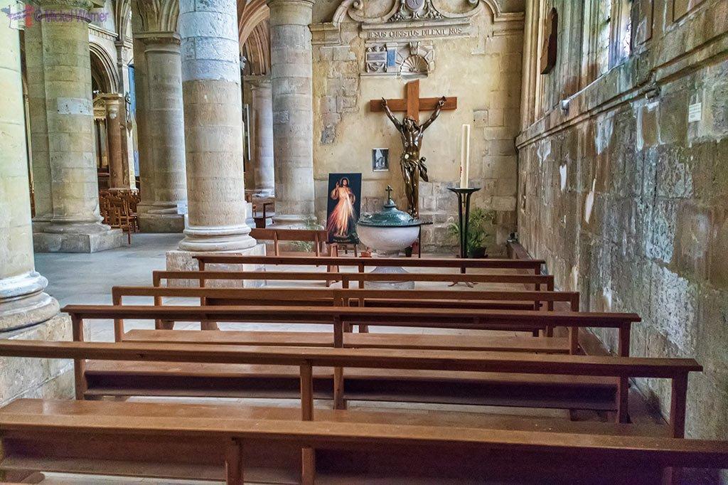 파편 손상된 십자가