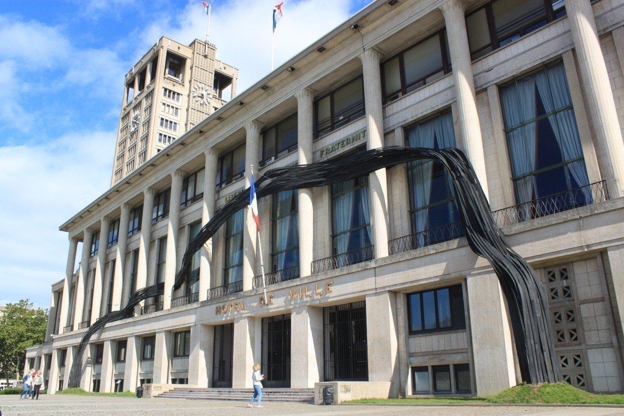 시청 건물 정면 (특히 열주)