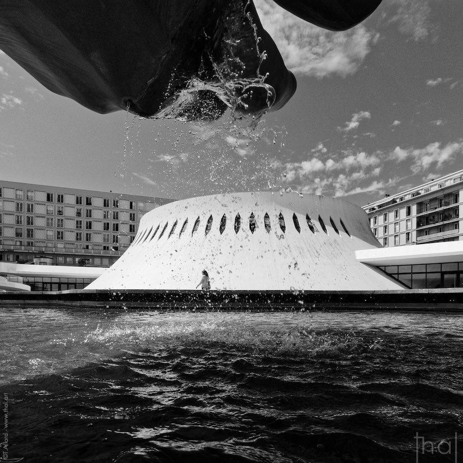 광장 조형물과 함께 촬영