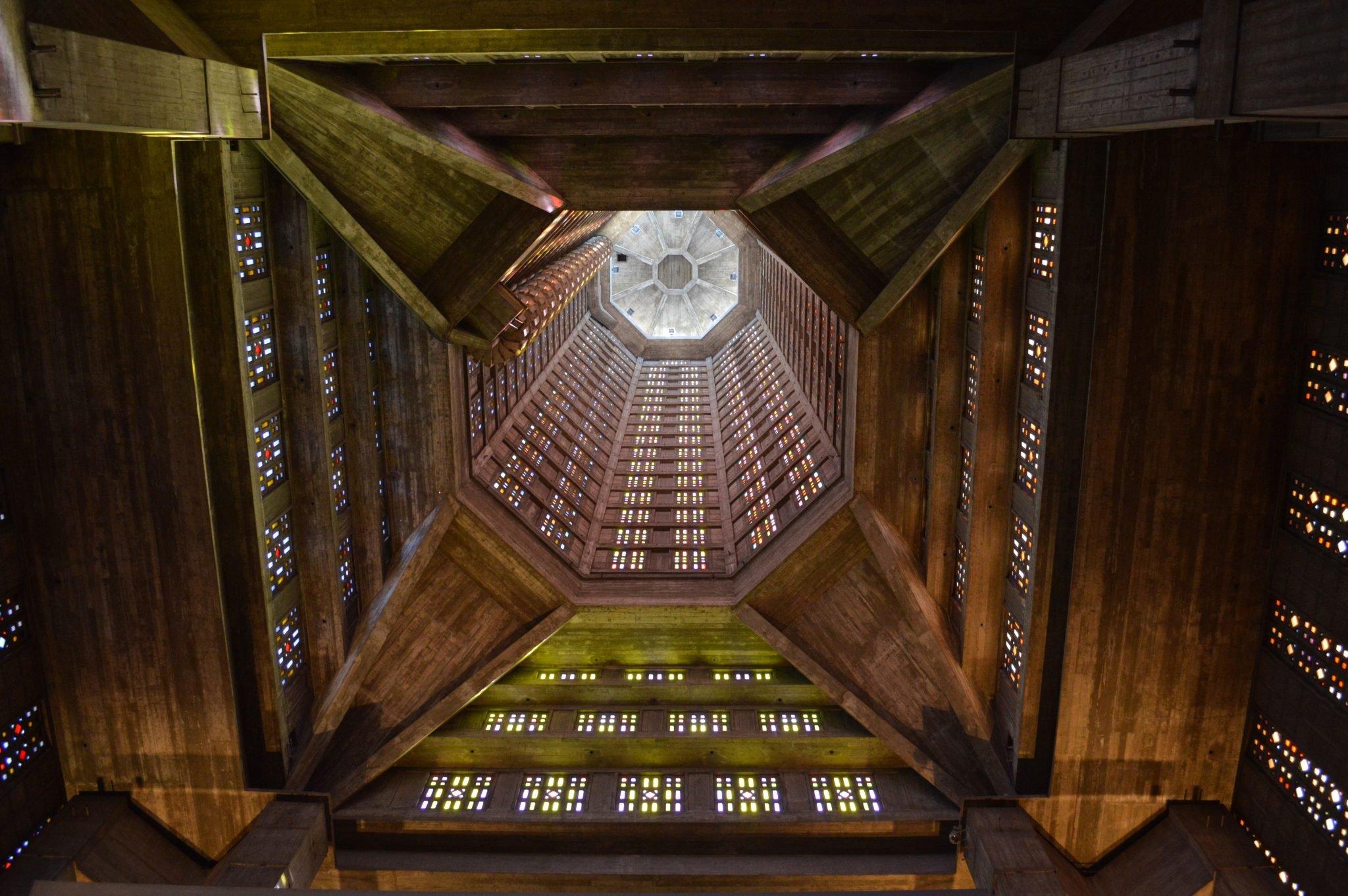 팔각형 탑 내부 중앙 제단 아래