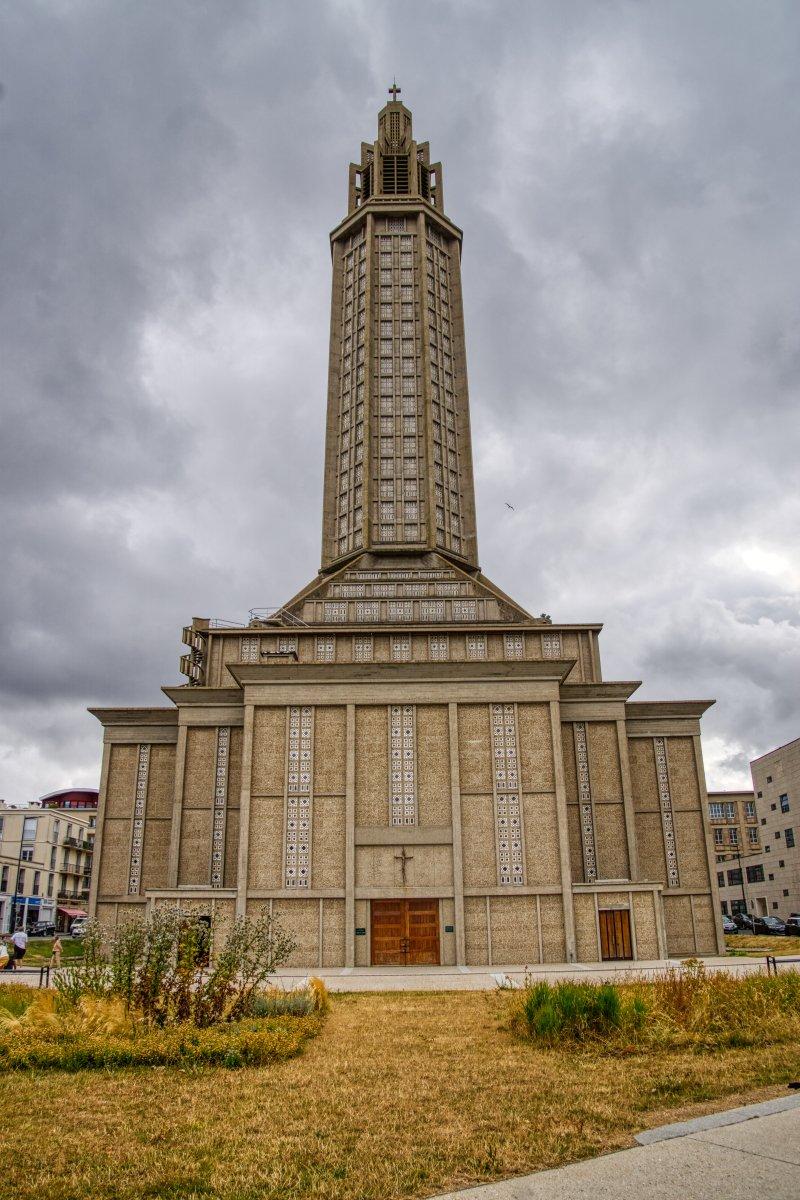 성당 외부 정면 (프랑수아 1세 거리 방면)