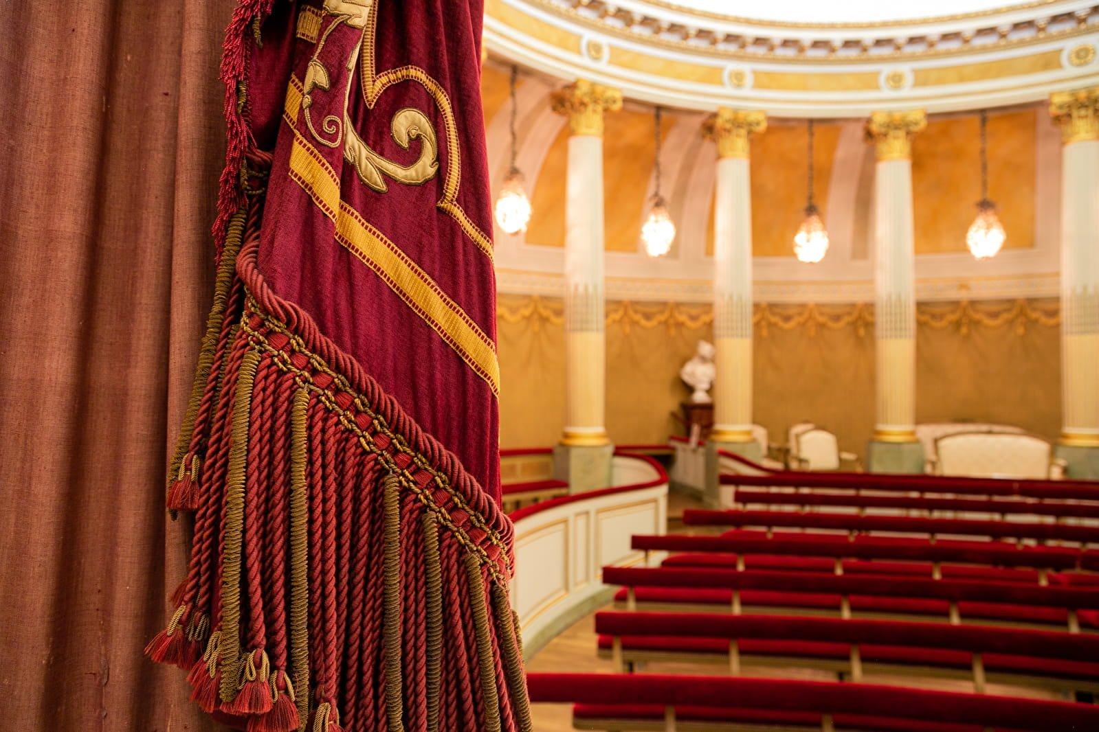 프티 테아트르 내부