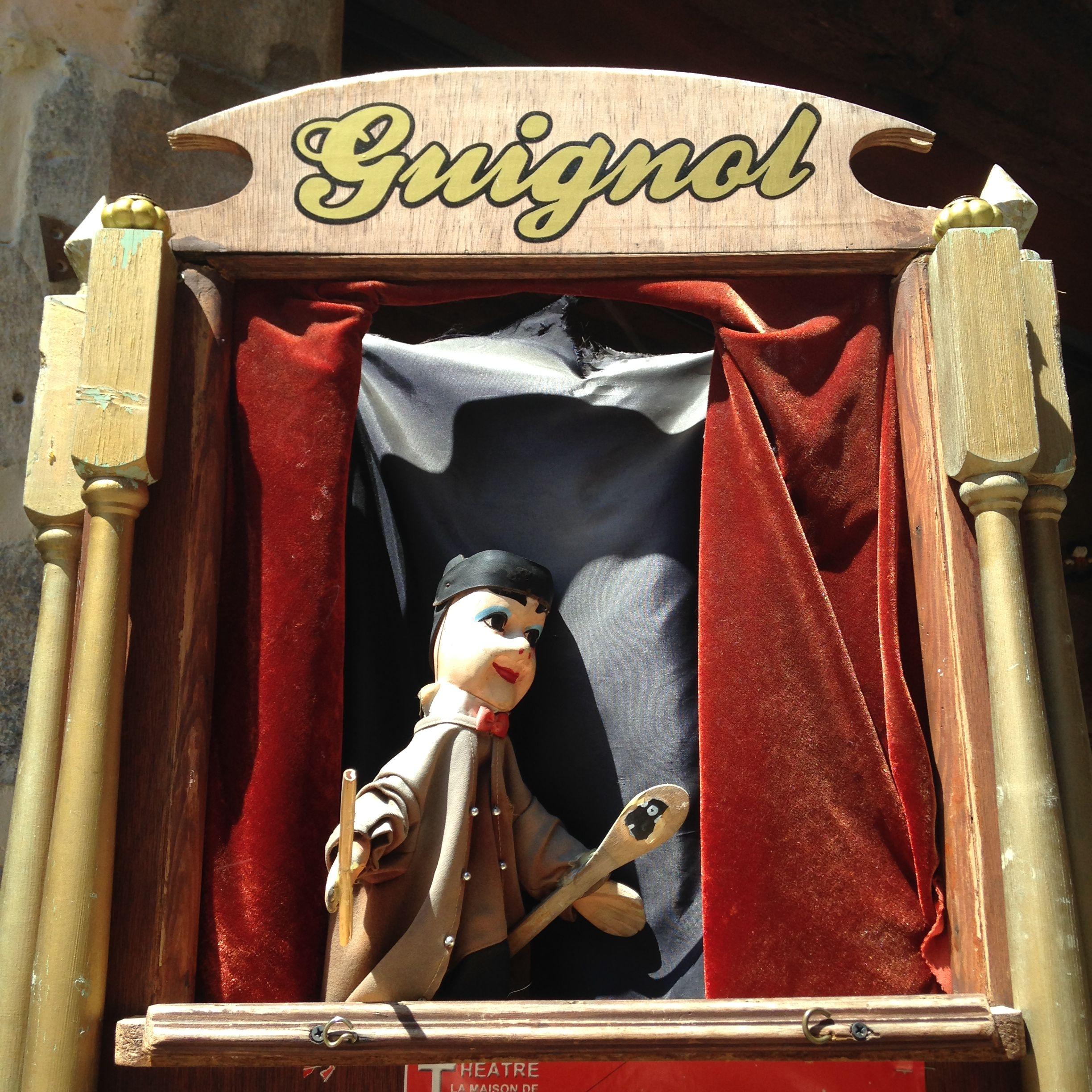 공연 후 백스테이지 (인형과 함께)