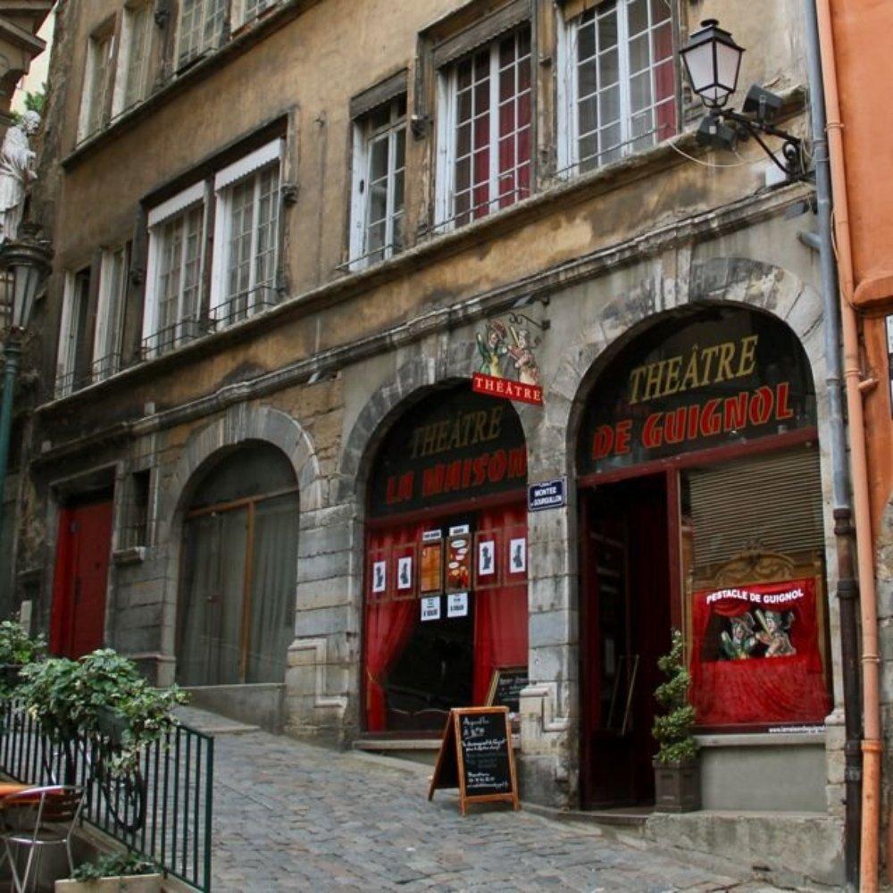 극장 외부 (고풍스러운 건물 배경)