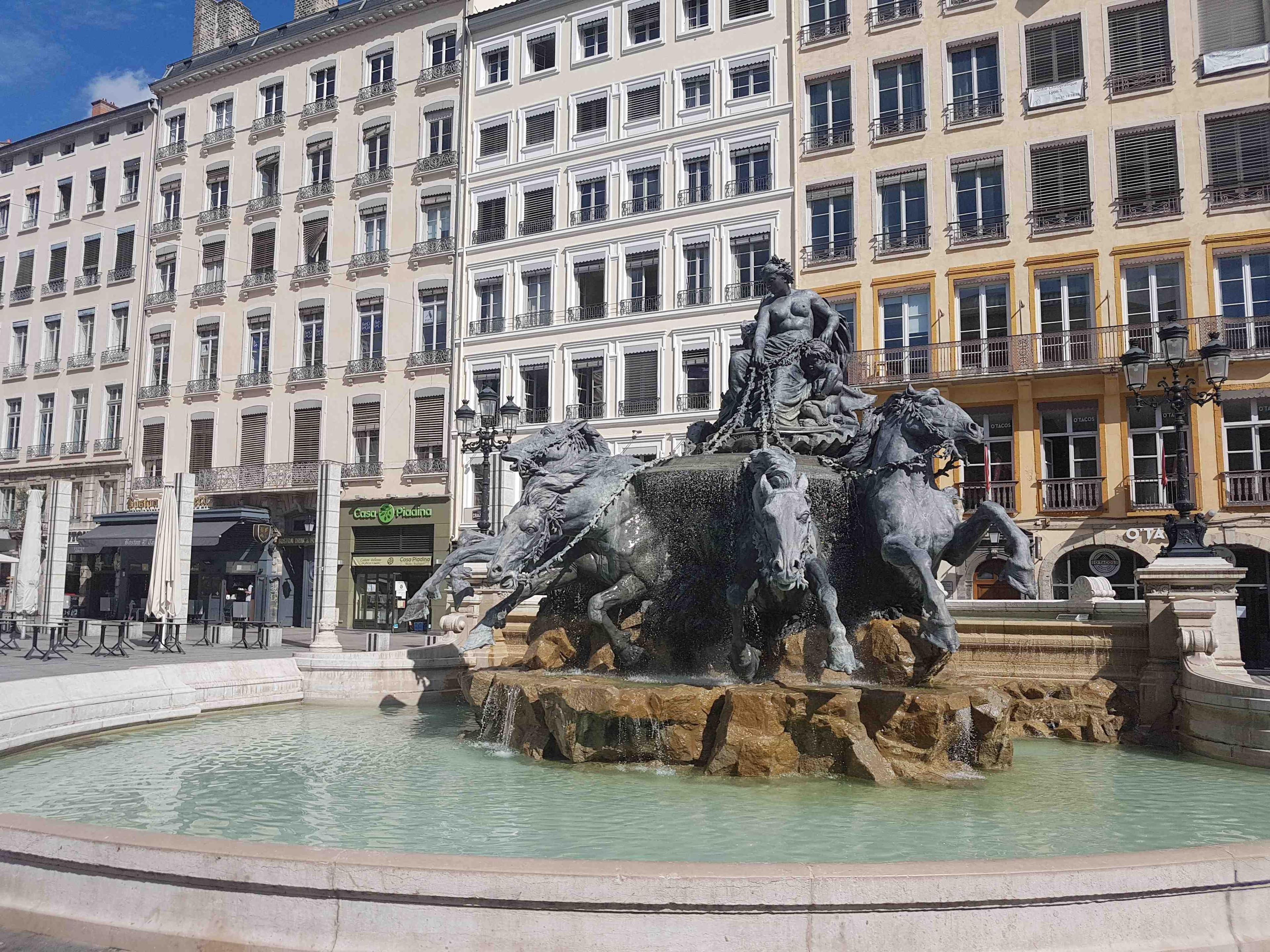 분수 측면 (리옹 시청 방향)