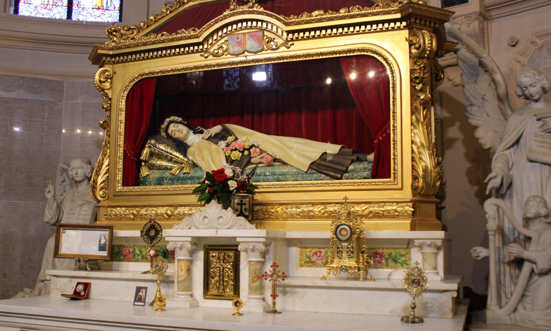 성녀 소화 데레사 유물함(샤스) 앞