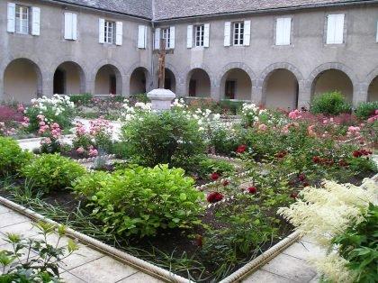 수도원 외부 정원 또는 건물