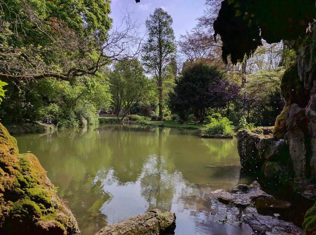 인공 동굴 입구 및 폭포 주변