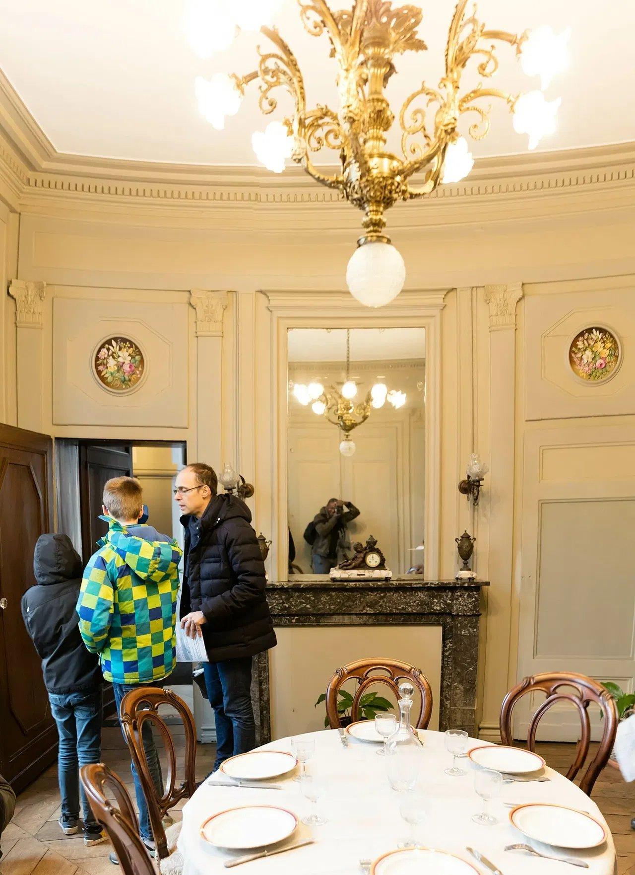 잘 보존된 내부 응접실 또는 다이닝룸