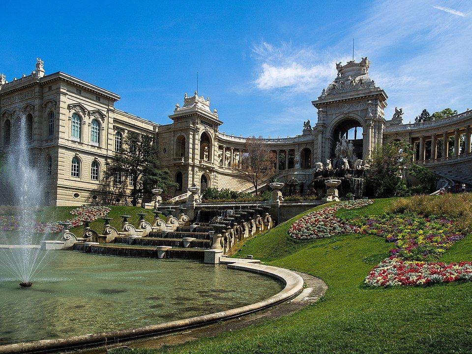 중앙 분수대와 계단