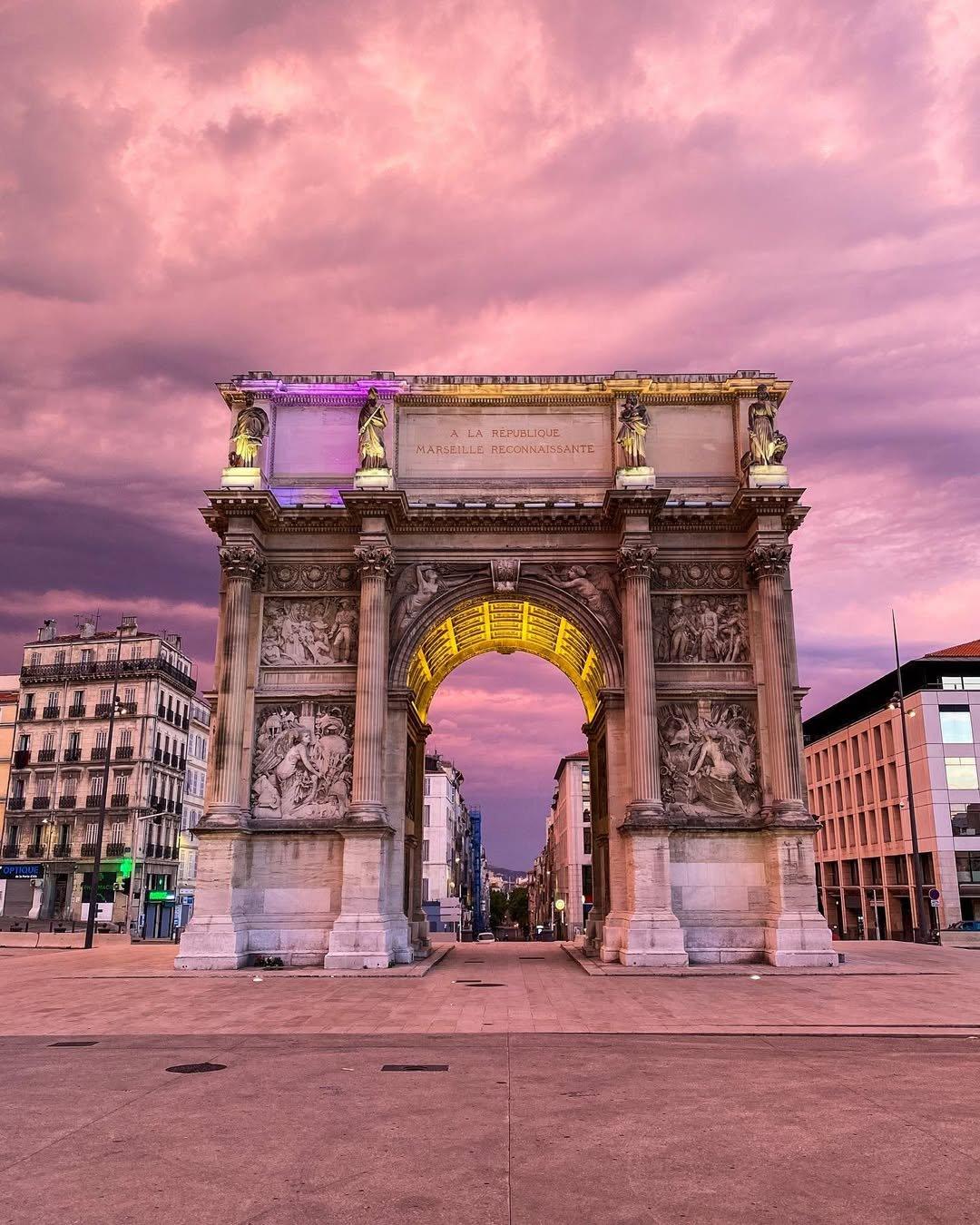 해질녘 개선문 주변