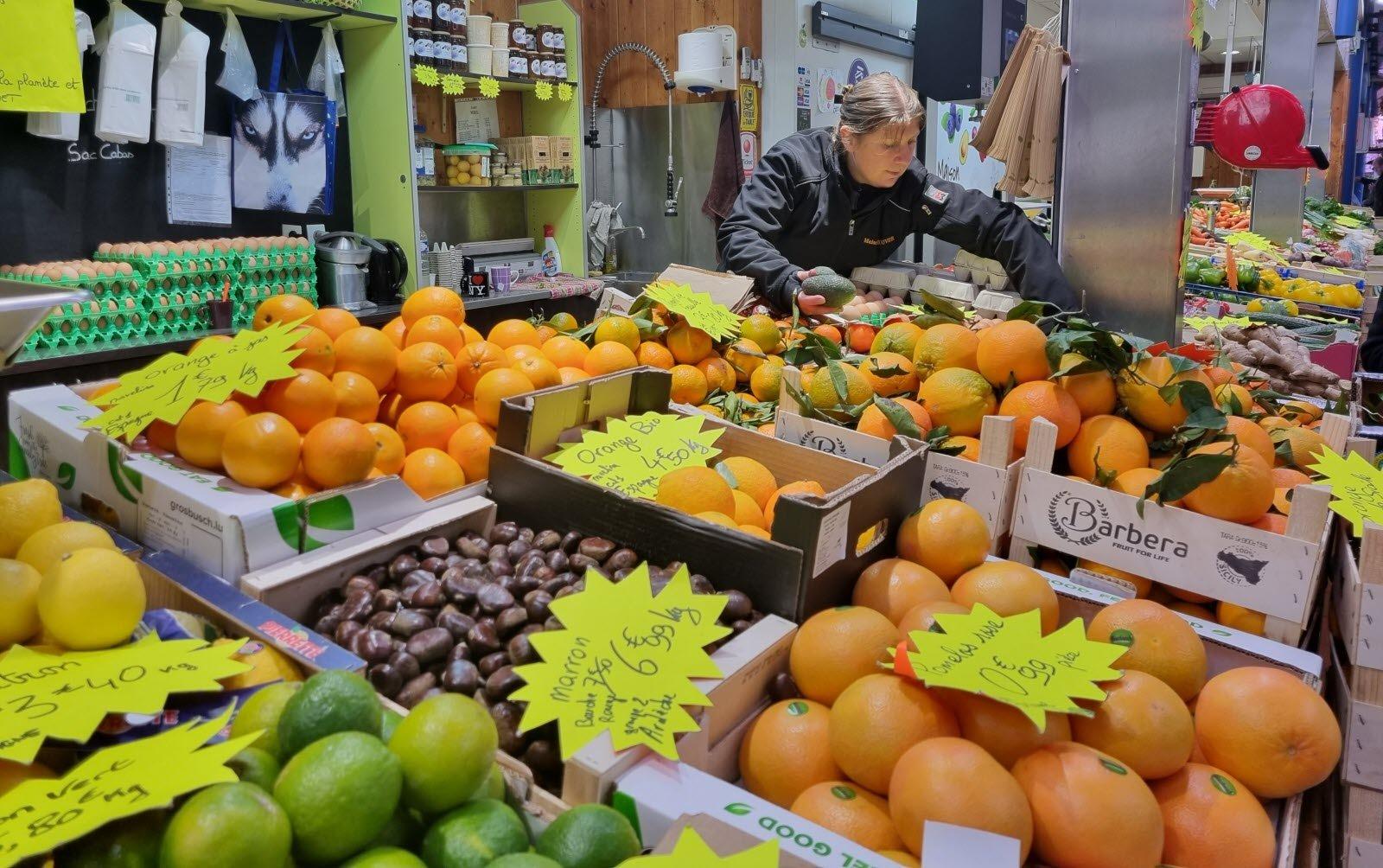 형형색색의 과일 및 채소 가판대