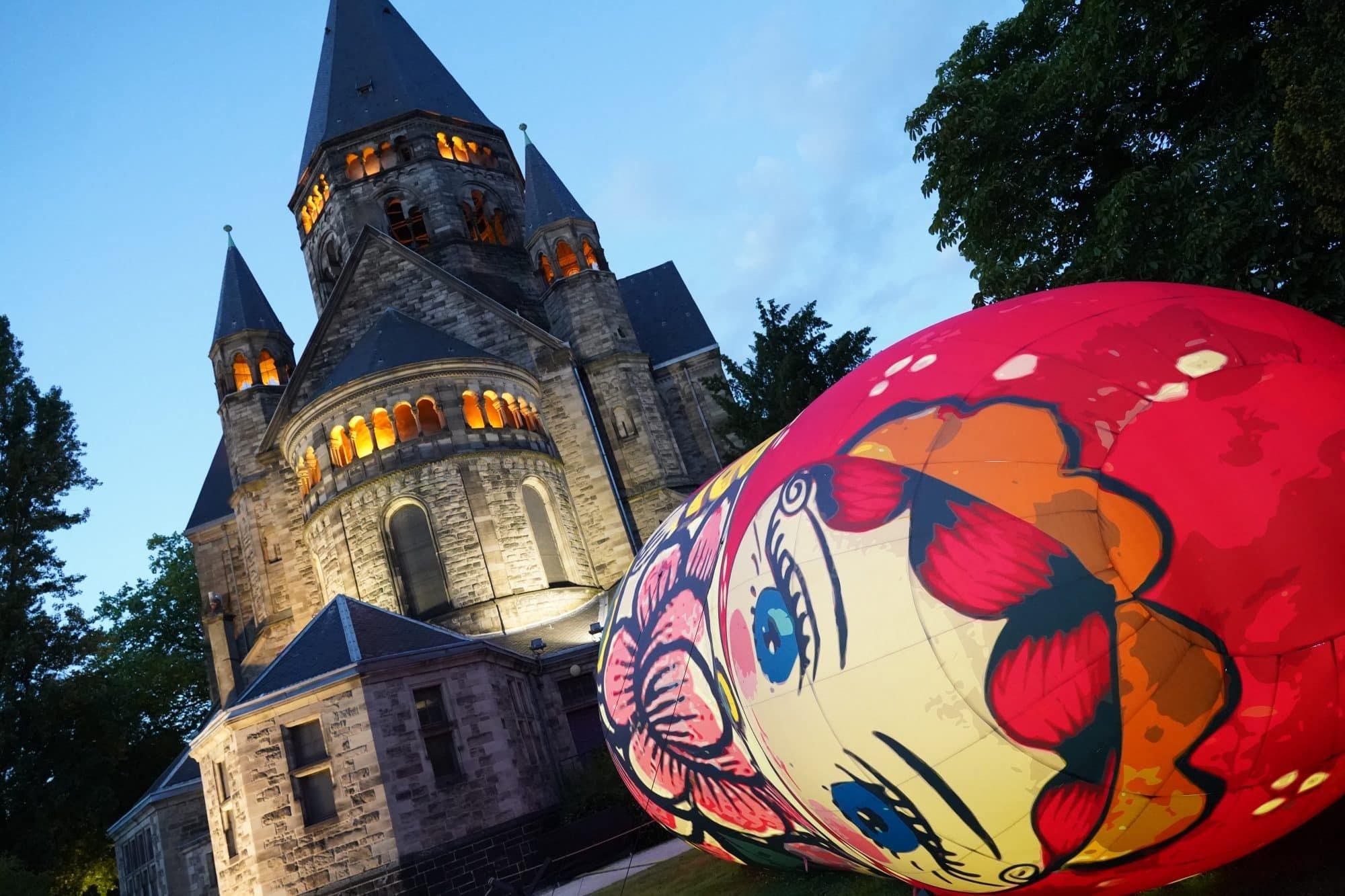 메스 여름 빛 축제 기간 중 탕플 뇌프의 모습