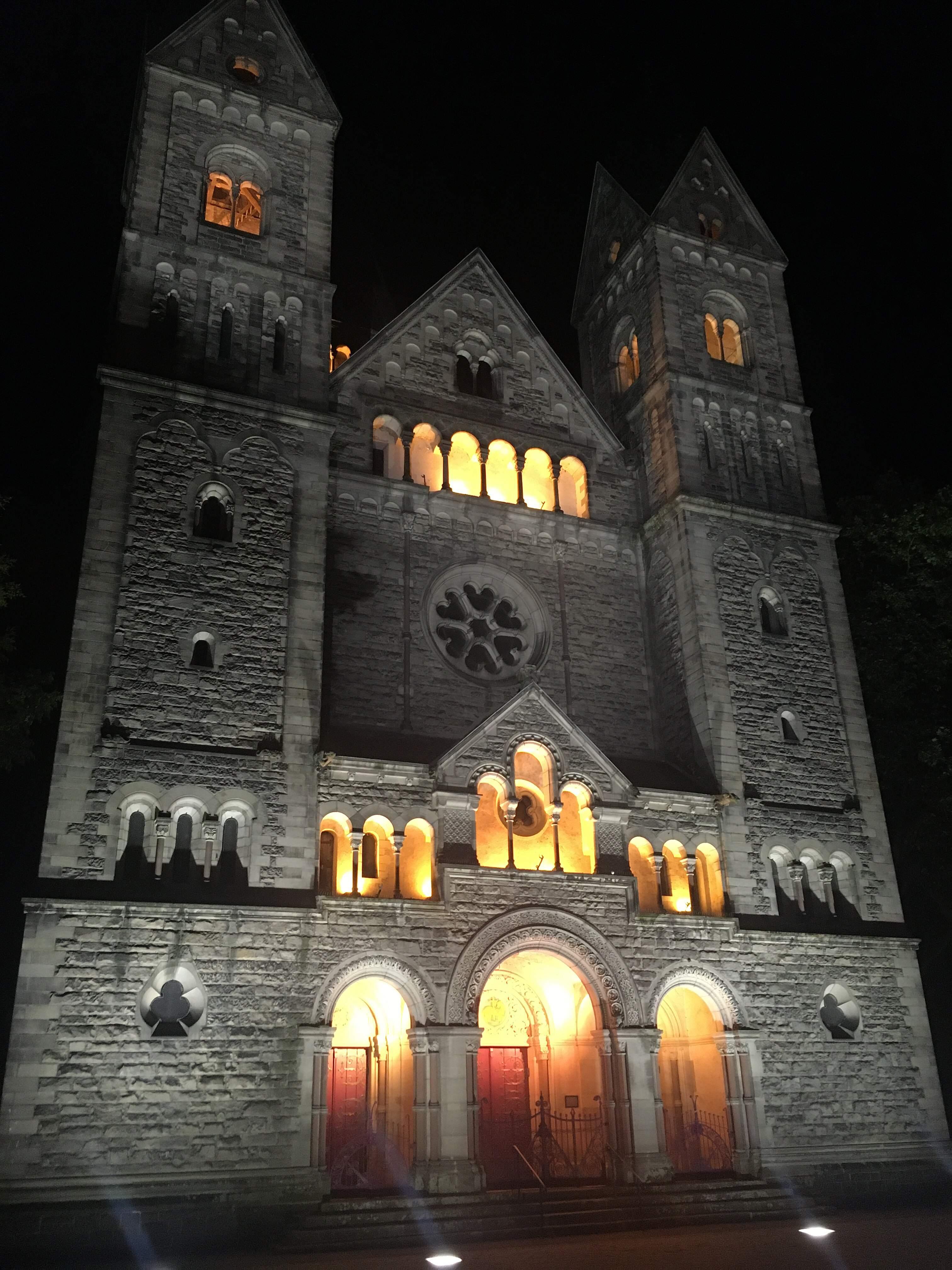 야간 조명 아래 탕플 뇌프