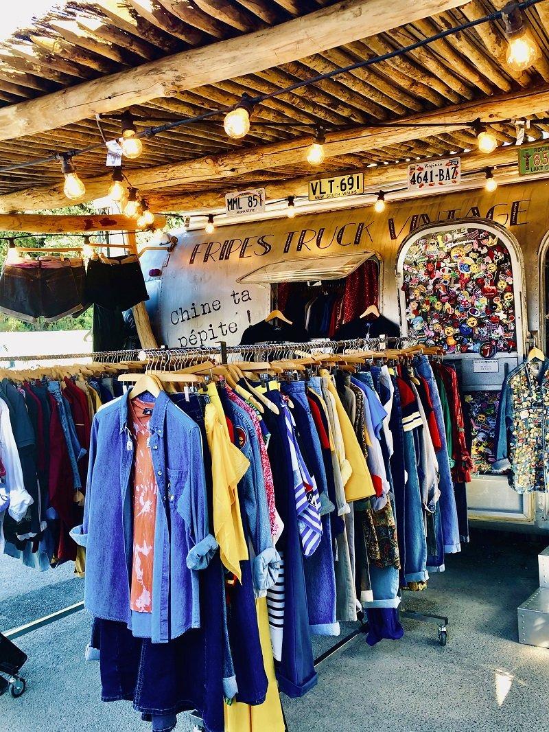 빈티지 마켓 내부 및 설치미술