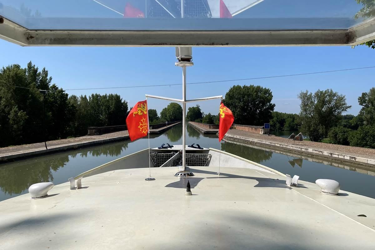 운하를 지나는 배와 함께