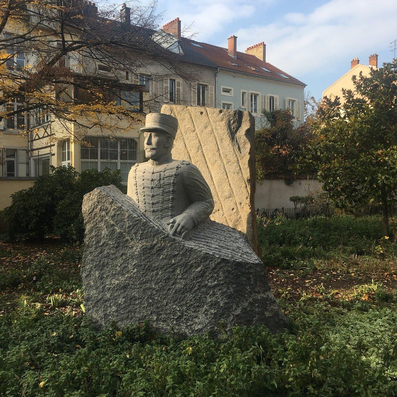 알프레드 드레퓌스 동상 주변