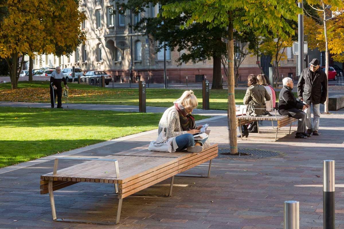 길고 독특한 디자인의 벤치