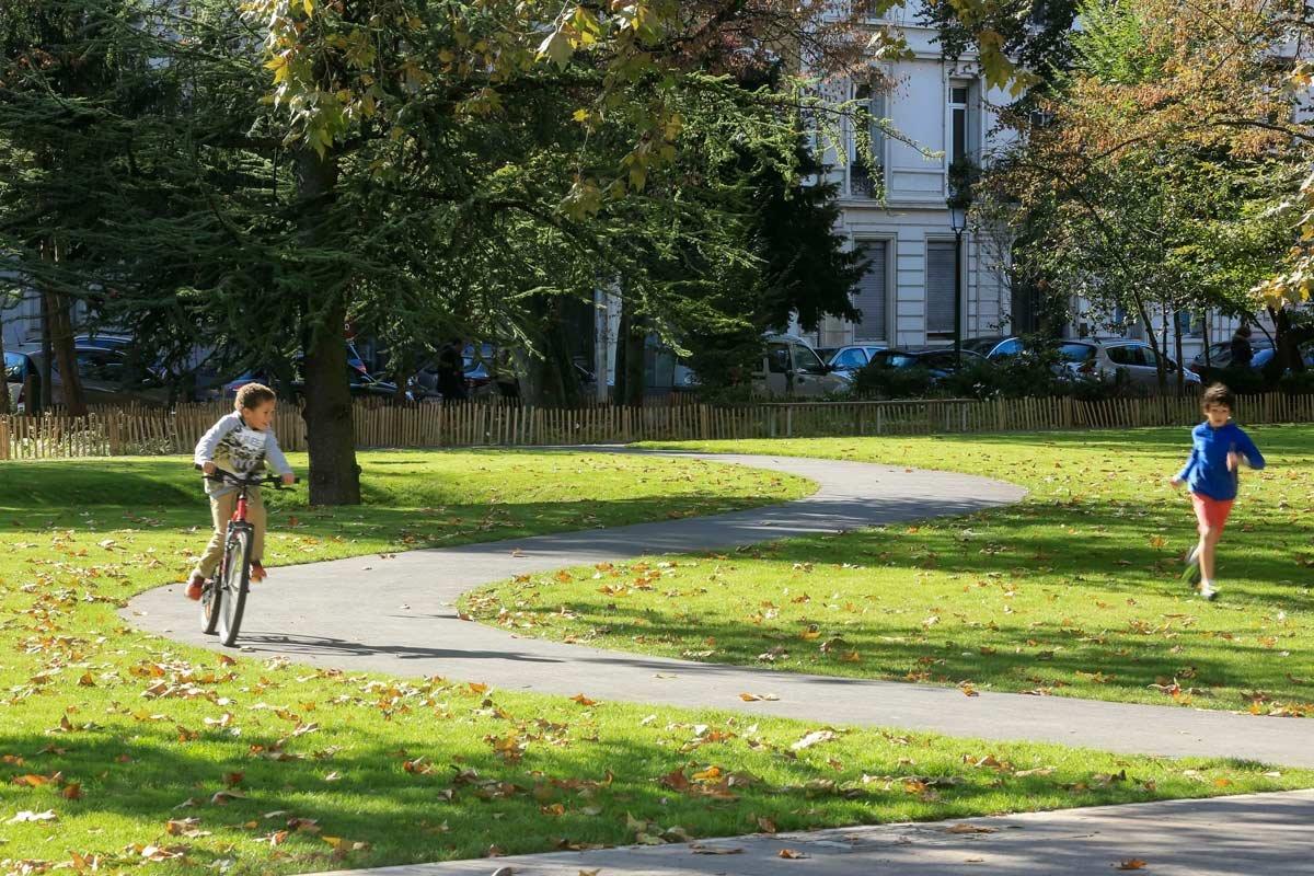 다양한 수목이 어우러진 산책로