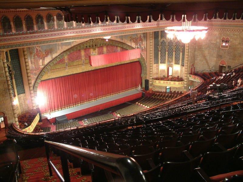 객석 발코니에서 바라본 무대와 객석 전경