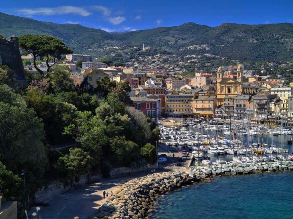 성벽 위에서 바라보는 구 항구와 바다