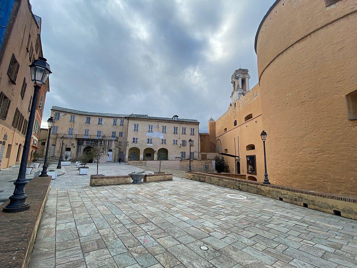 총독 관저 앞 동상 광장 (Place du Donjon)