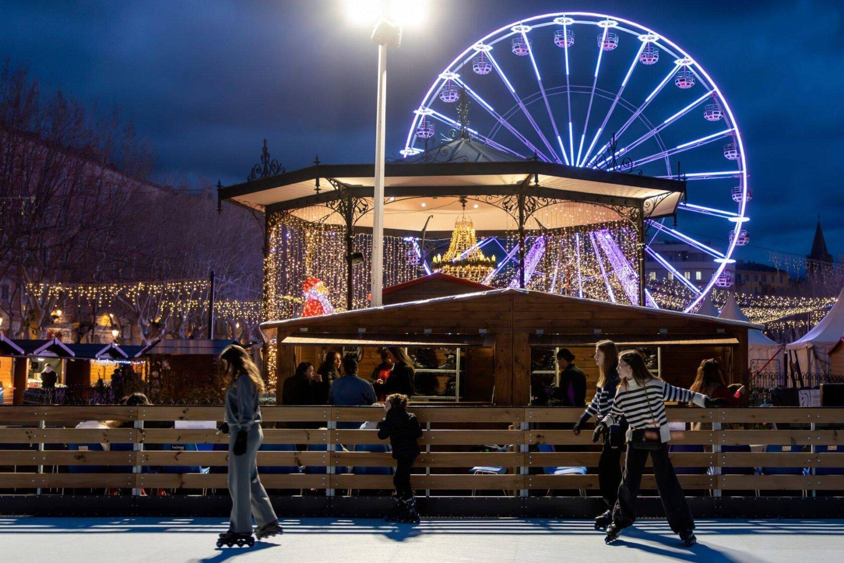 생 니콜라 광장의 연말 아이스링크와 대관람차