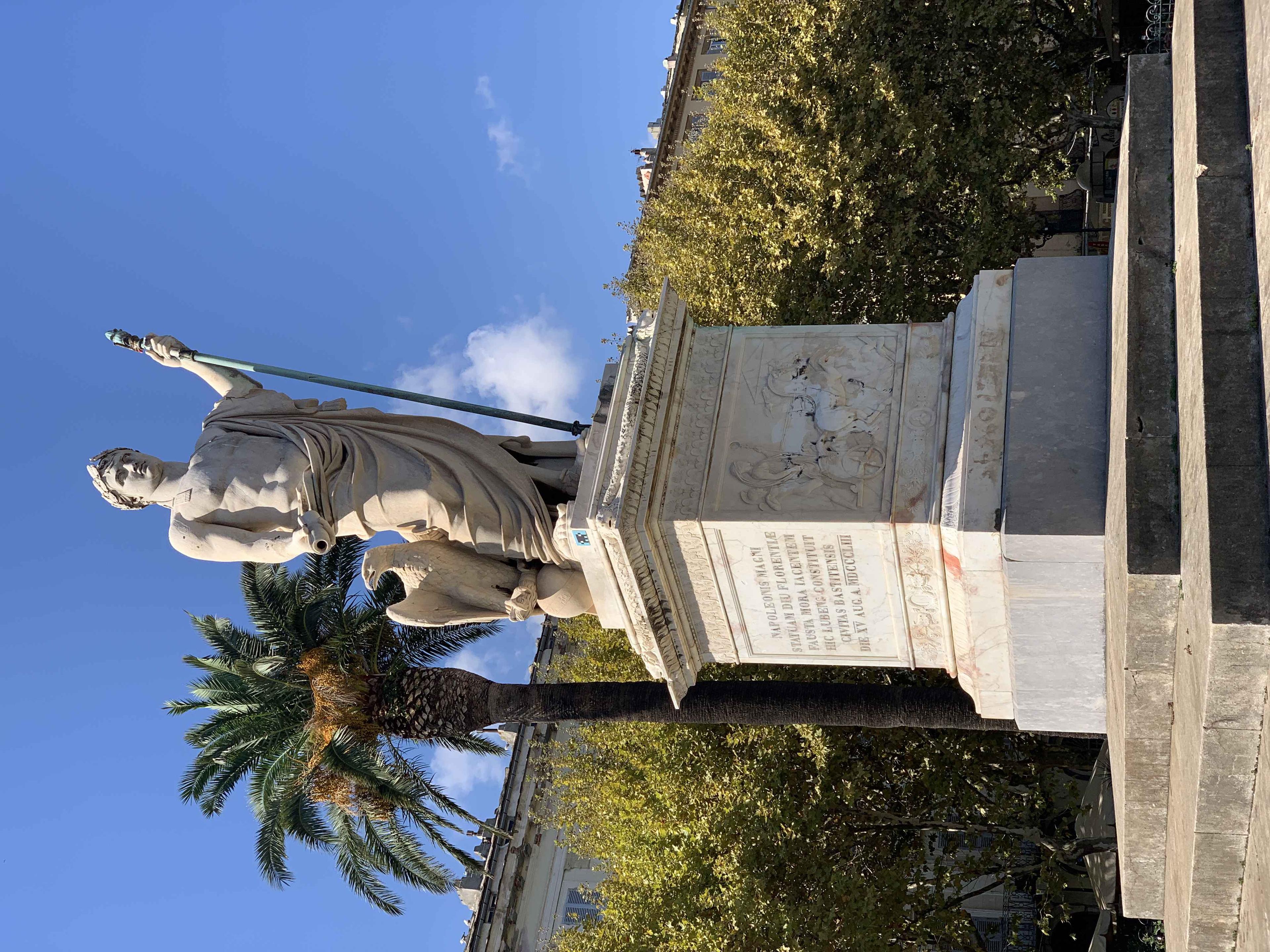 나폴레옹 동상 앞