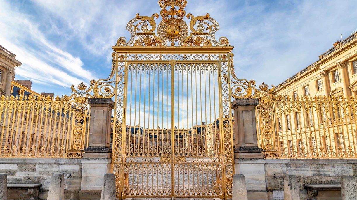 궁전 정면 안뜰 (Cour Royale) 및 황금 문 (Royal Gate)