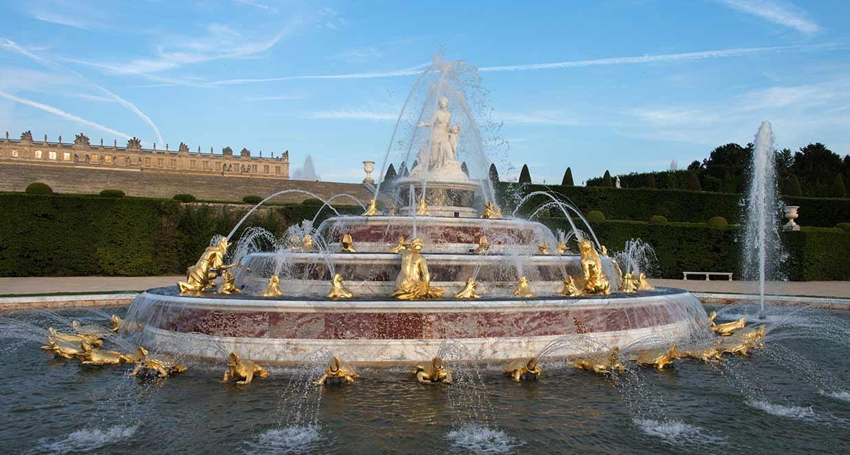 라톤 분수(Bassin de Latone)와 궁전을 배경으로 한 파르테르 도(Parterre d'Eau)