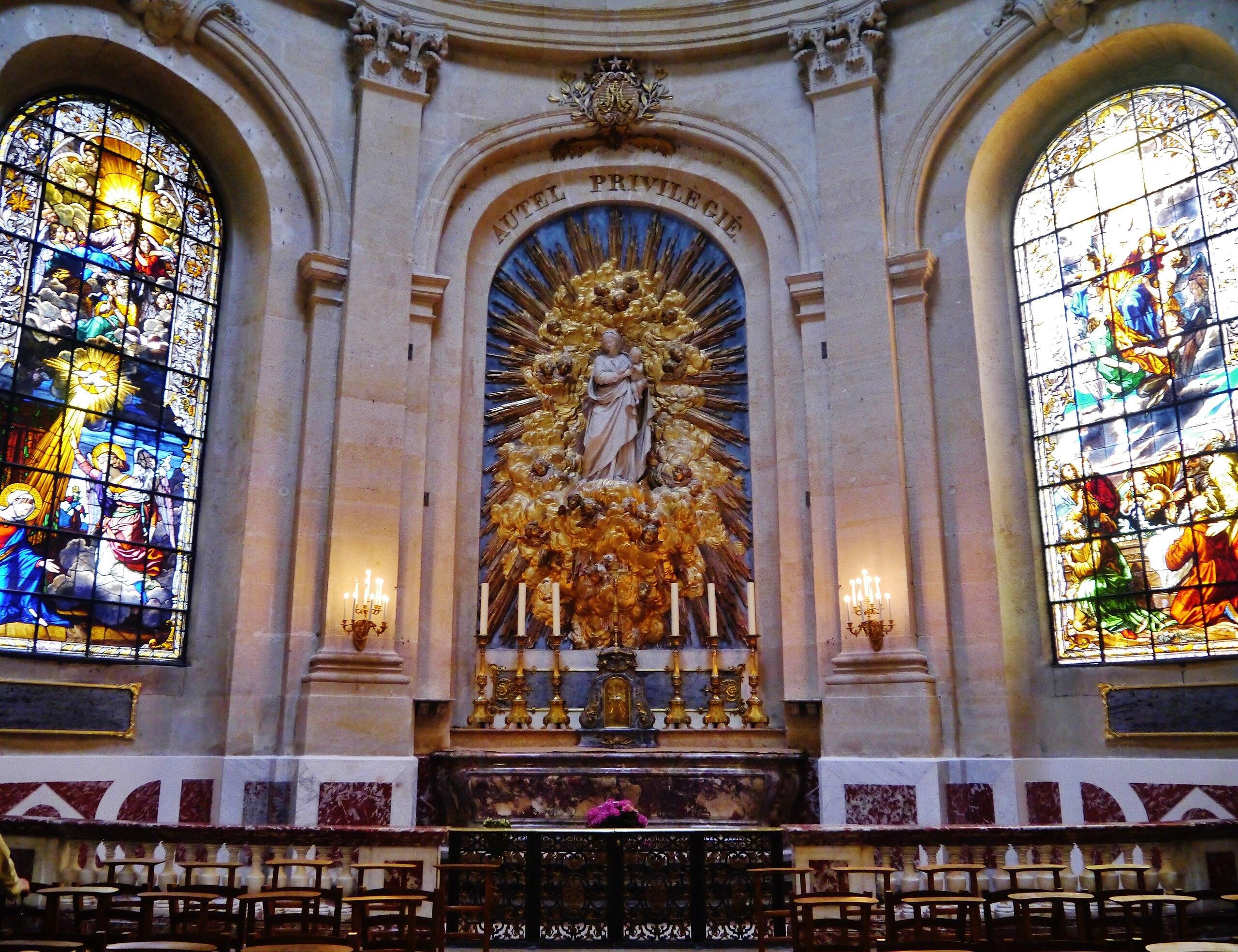내부 중앙 제단과 후면 스테인드글라스