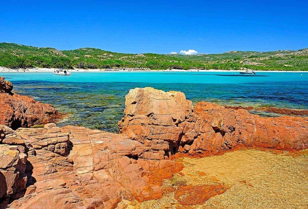 해변 왼쪽 끝 바위 지대