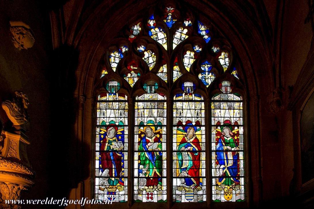 성당 내부 스테인드글라스 앞
