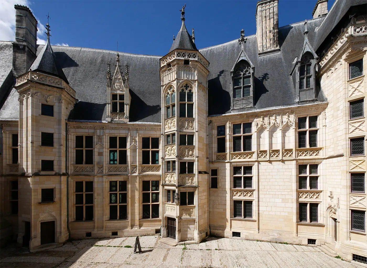 안뜰 파사드 (Courtyard Façade)