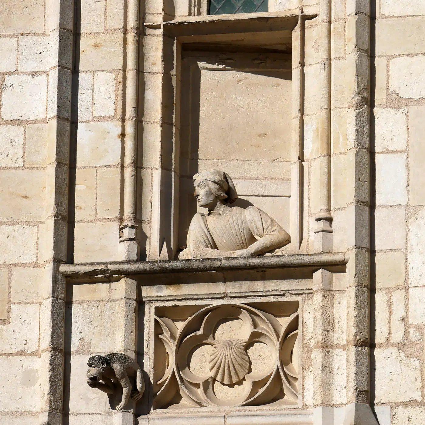 외부 조각 디테일 (Exterior Sculptural Details)