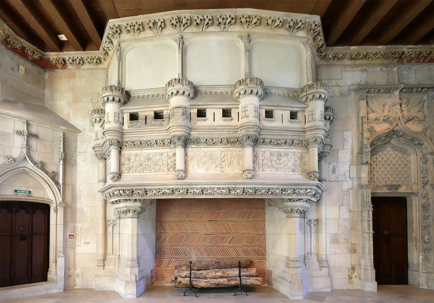 목조 천장 및 벽난로 (Wooden Ceilings and Fireplaces)