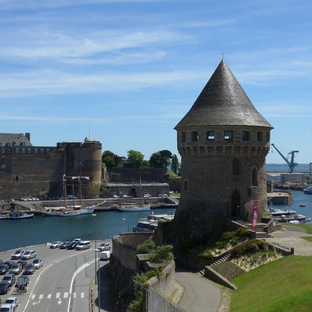 탕기 탑 외부 (르쿠브랑스 다리 배경)