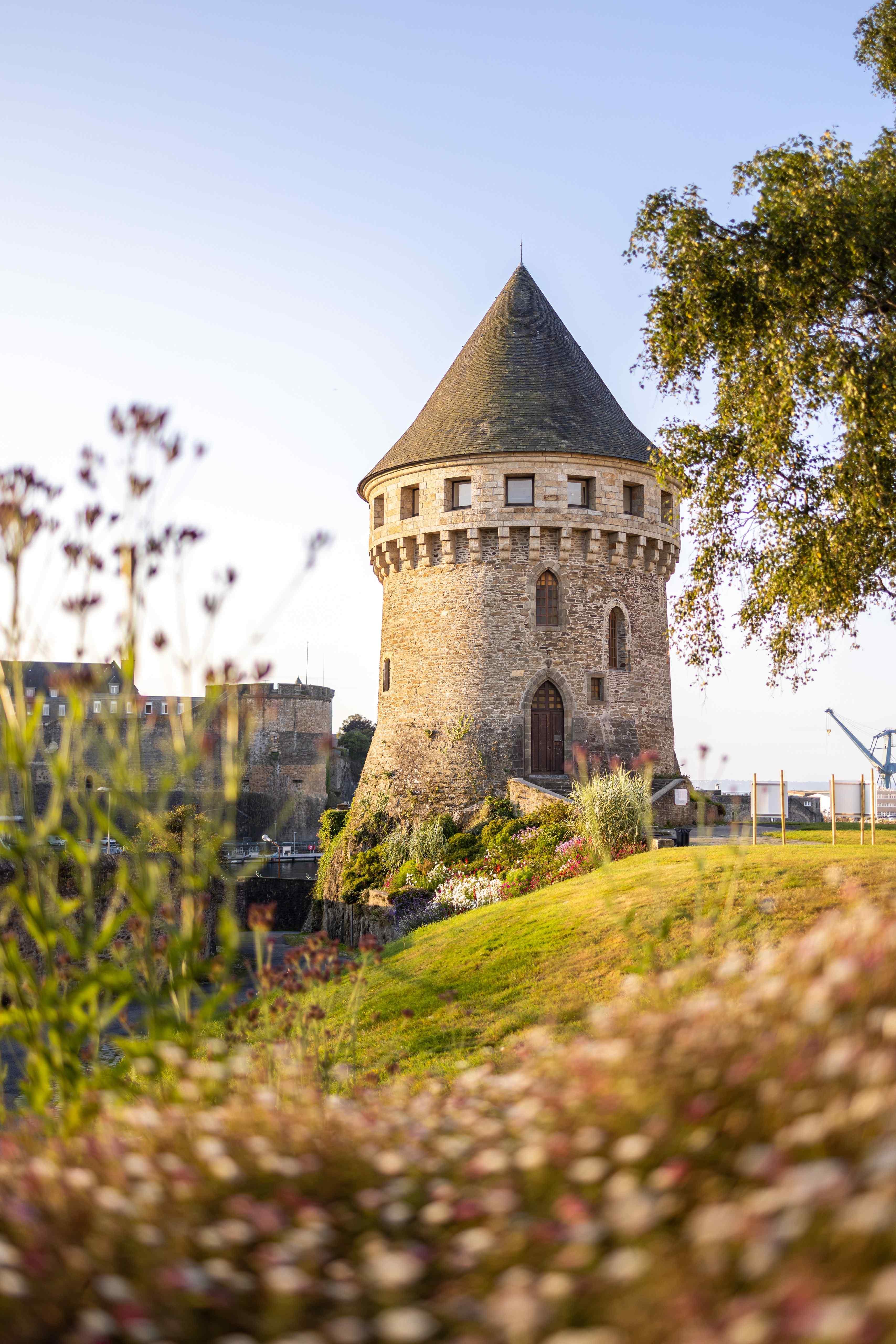 피에르 페롱 광장(Square Pierre Péron)에서 바라본 탕기 탑