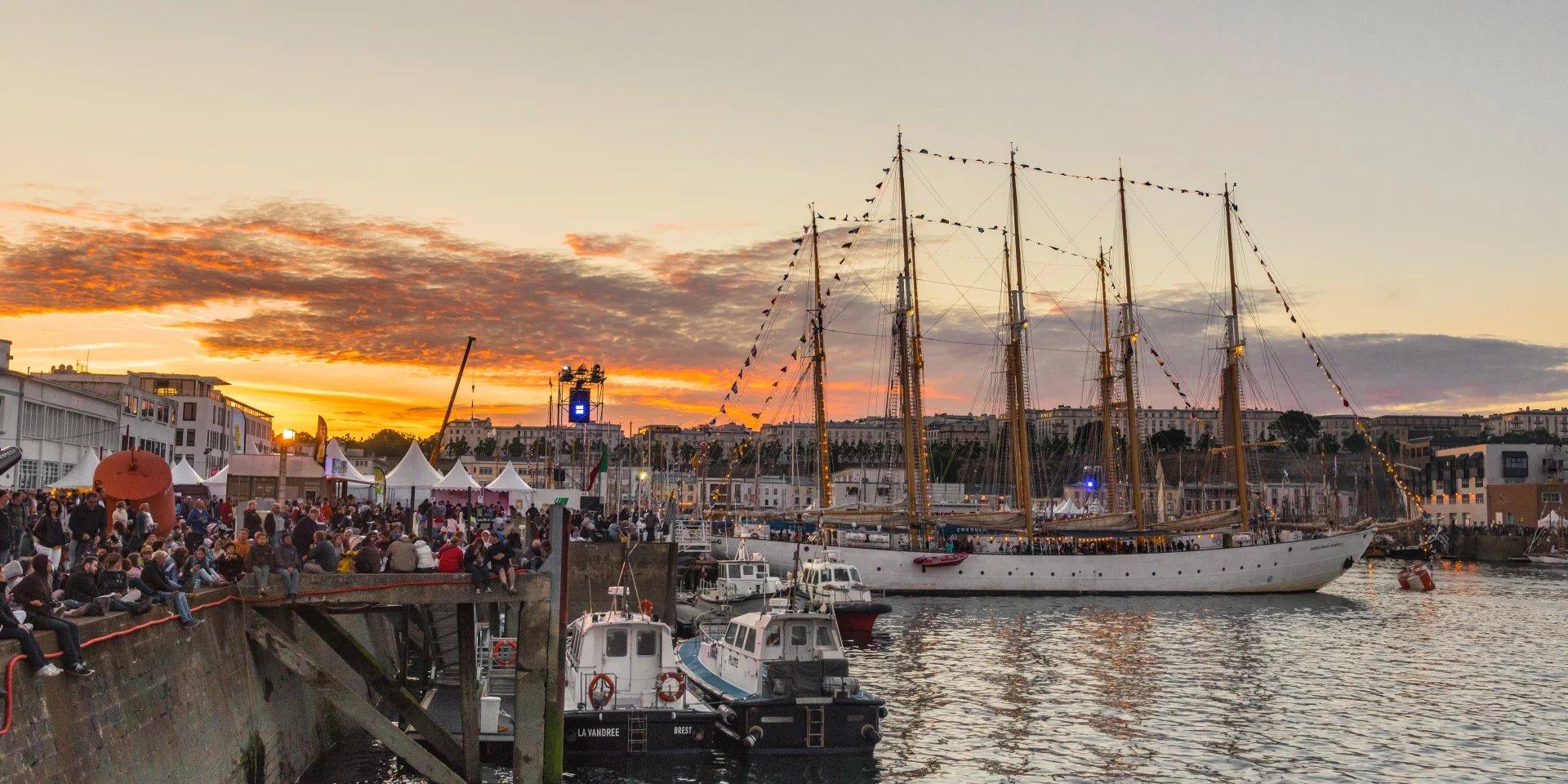 브레스트 국제 해상 축제에 모인 범선들