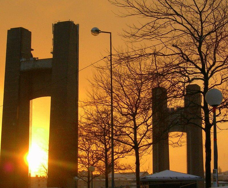 일몰 시간대 팡펠 강과 다리 실루엣