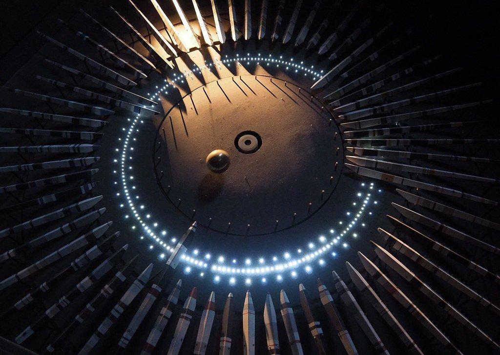 푸코의 진자 앞