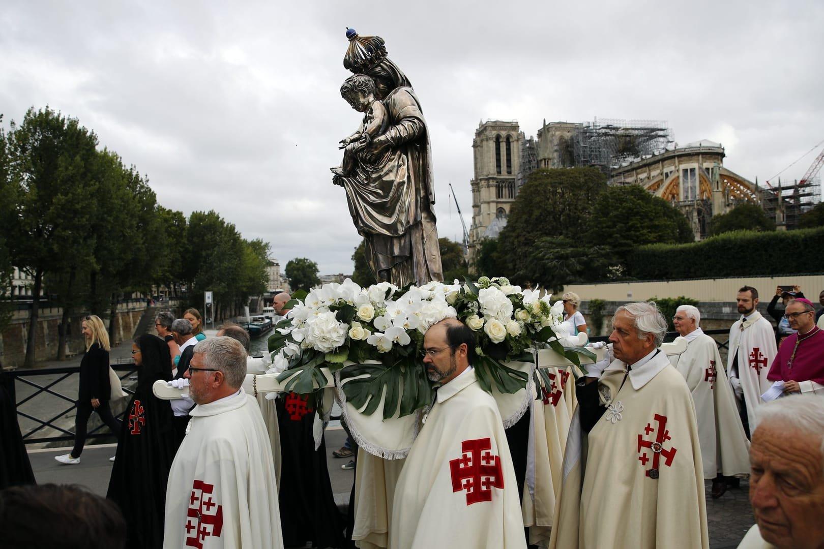 비시 성모 승천 대축일 행렬