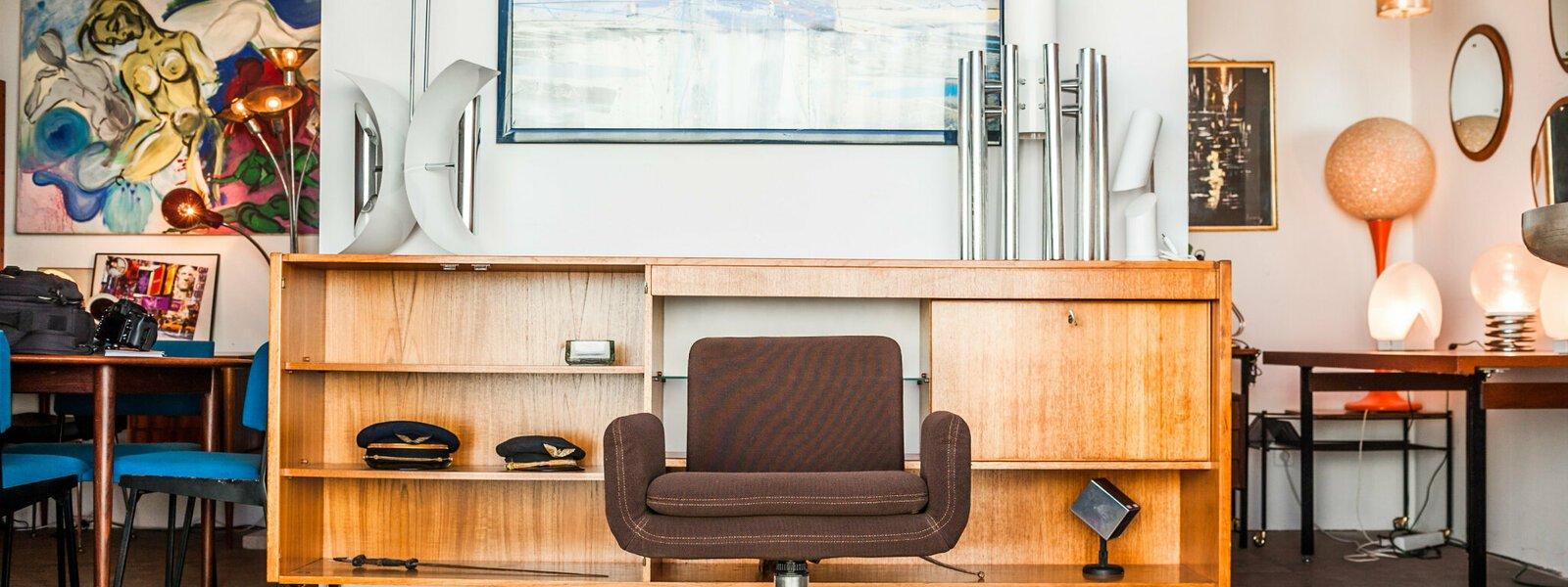 앤티크 가구 및 대형 소품 앞