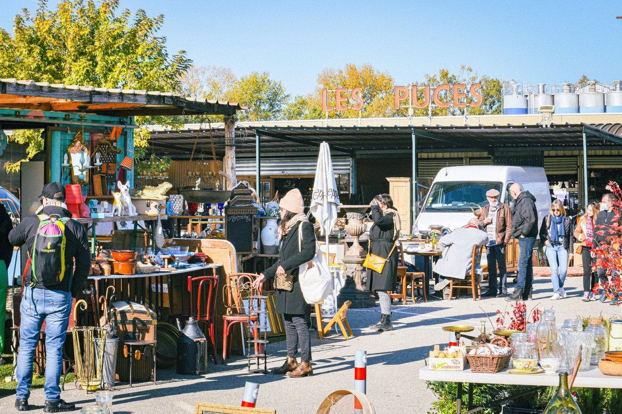 야외 노점이 펼쳐진 시장 골목