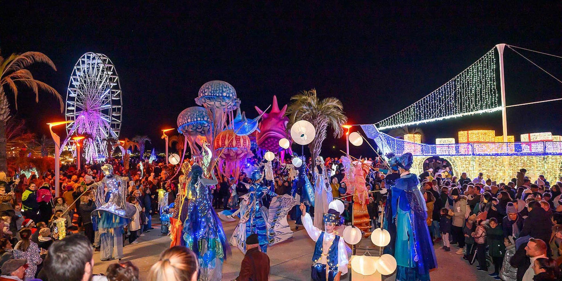 크리스마스 조명으로 장식된 보나파르트 정원