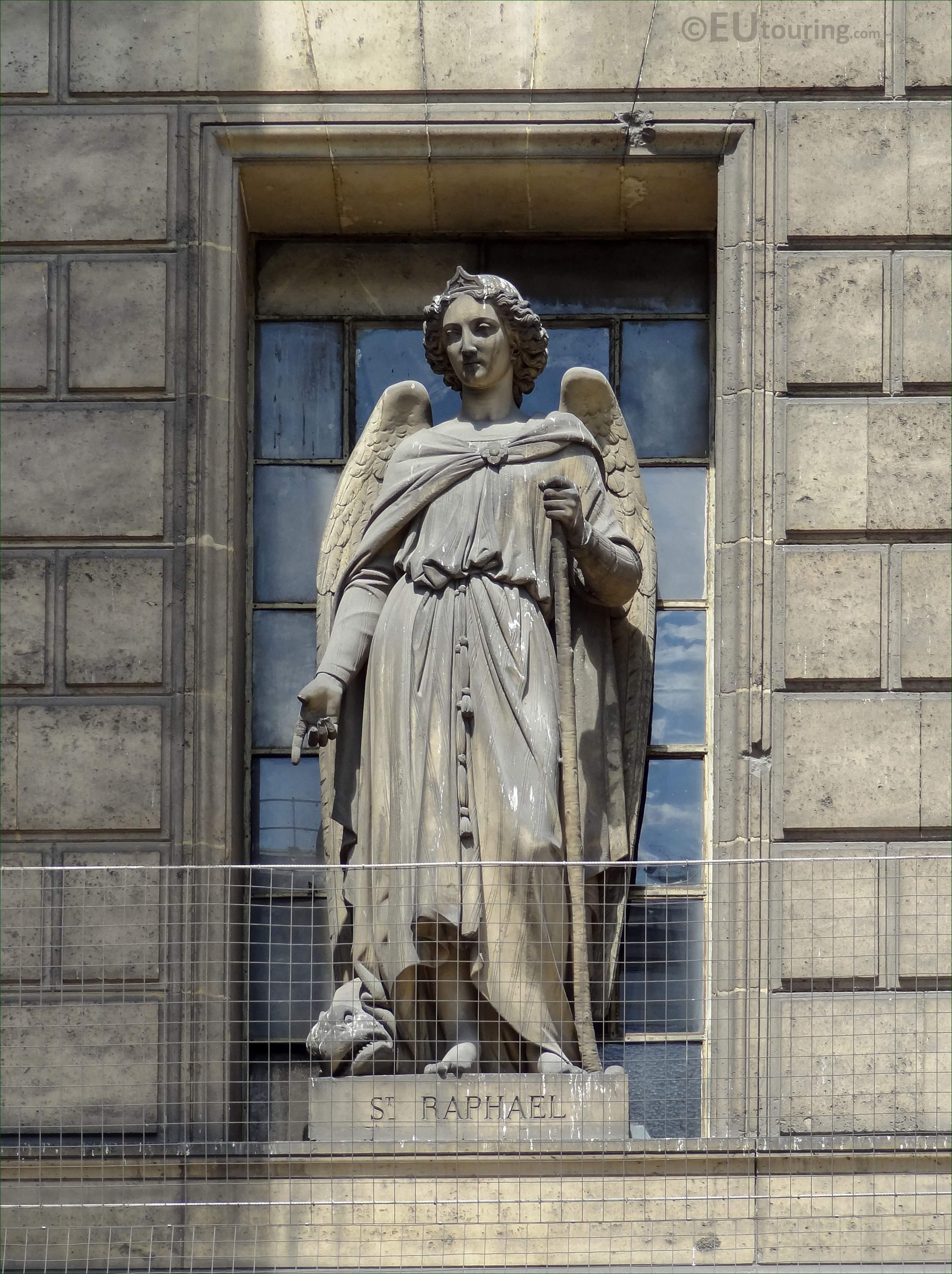 대천사 라파엘 동상 주변