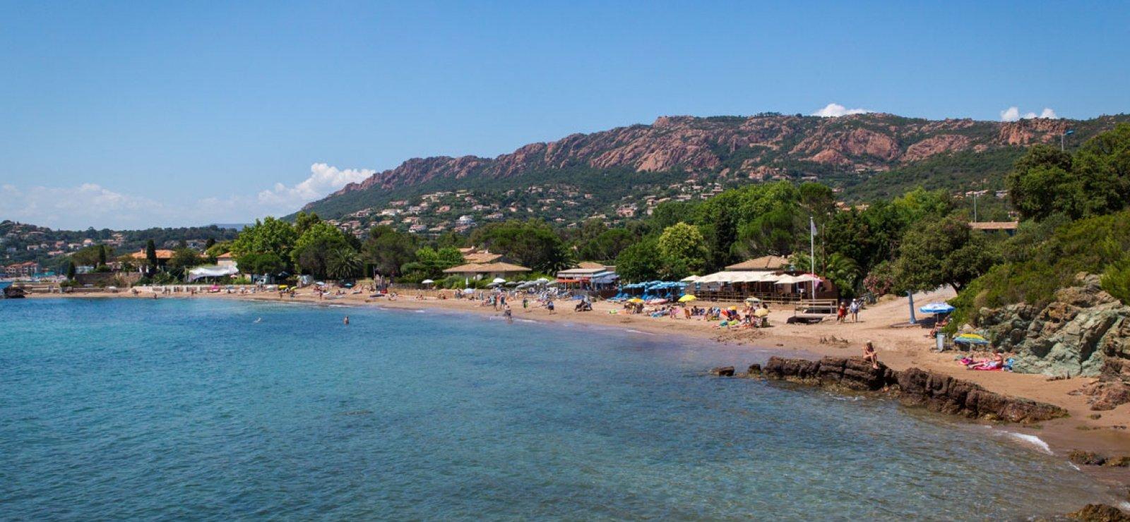 해변 중앙에서 바라보는 아게 만 전경